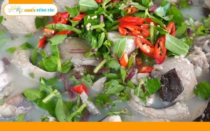 Cá đuối tươi đã được sơ chế sạch sẽ, cắt miếng vừa ăn để chuẩn bị nấu lẩu, thịt cá trắng và săn chắc