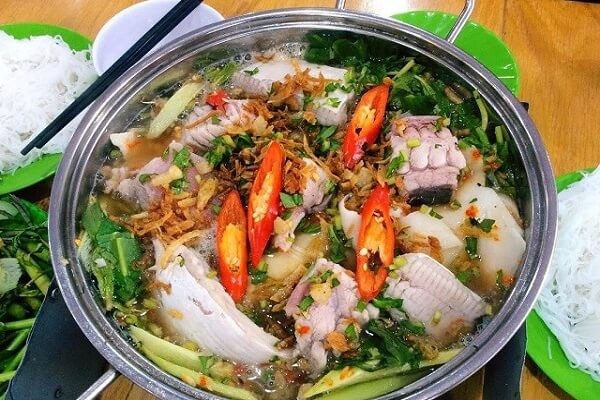 Nồi lẩu cá đuối măng chua nghi ngút khói với cá, măng và rau