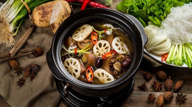 Lẩu đuôi bò củ sen bổ dưỡng và thơm ngon