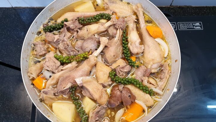 Cận cảnh nồi lẩu gà tiêu xanh nghi ngút khói, hấp dẫn cho ngày lạnh