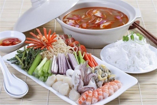 Món lẩu hải sản nóng hổi, thể hiện các bí quyết nấu ăn ngon từ việc chọn nguyên liệu tươi sống.