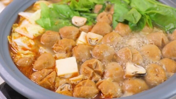 Lẩu bò viên sa tế với các loại rau