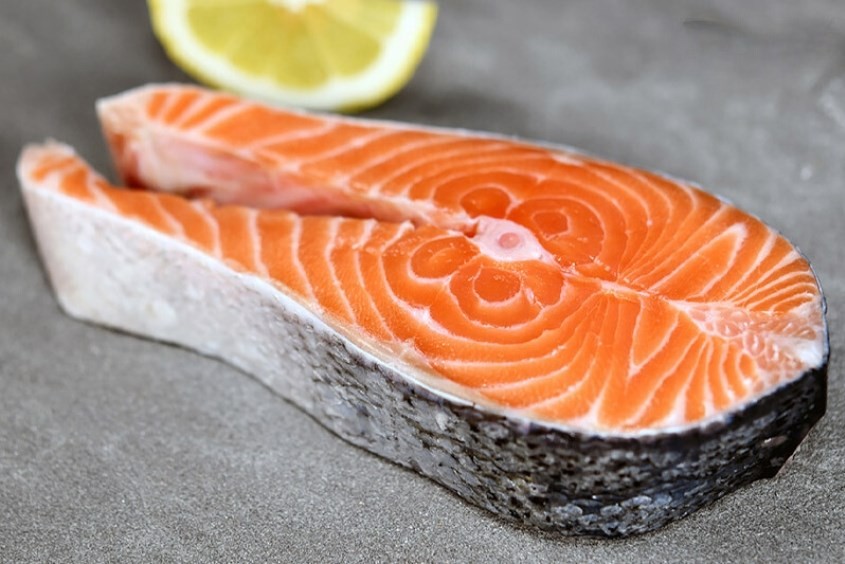 Lợi ích sức khỏe khi nấu canh cá hồi cho bé ăn dặm, hỗ trợ phát triển trí não và xương