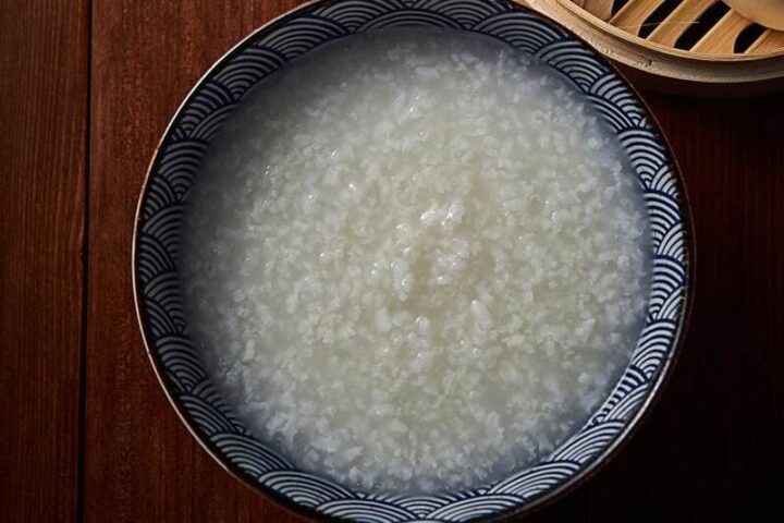 Bát cháo trắng ấm nóng giúp giải rượu hiệu quả, làm dịu dạ dày