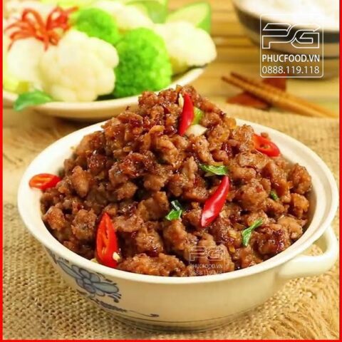 Đĩa thịt chưng mắm tép ngon đậm đà, chuẩn bị thưởng thức với cơm nóng