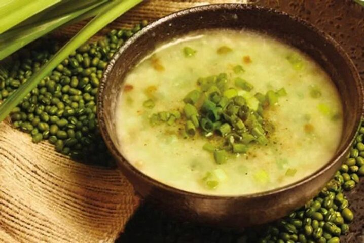 Hình ảnh một bà mẹ ân cần đút cháo cho bé, minh họa cho những lưu ý quan trọng khi chế biến và cho bé ăn dặm cháo đậu xanh trứng gà, đảm bảo dinh dưỡng và an toàn.