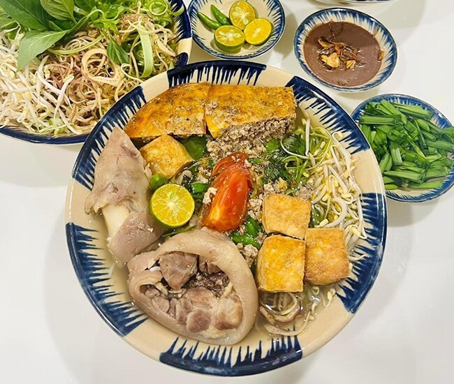Nguyên liệu tươi ngon cho món bún riêu cua Sài Gòn truyền thống
