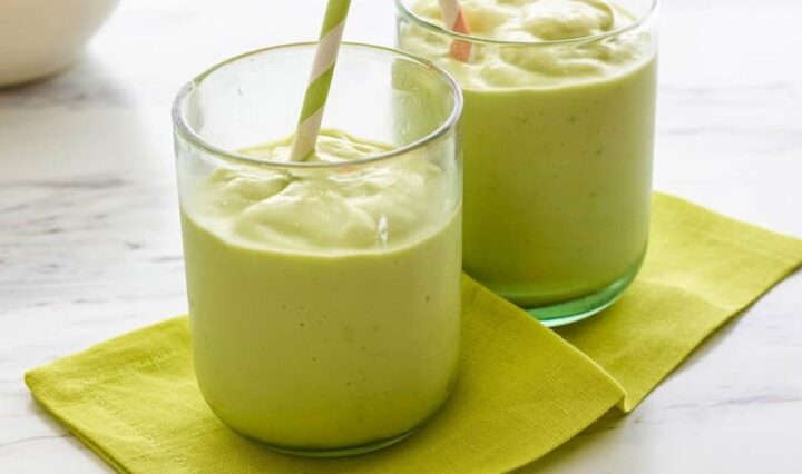 Sinh tố bơ thơm ngon, một trong những cách làm các món ăn dặm dinh dưỡng cho bé