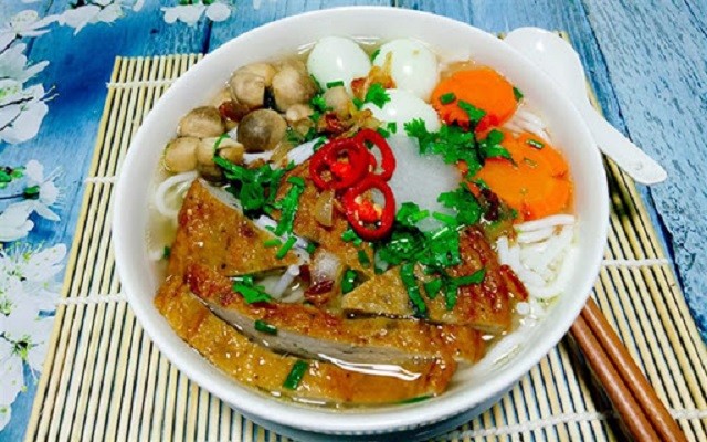 Bát bánh canh chả cá Phan Thiết nóng hổi, đầy đủ chả cá, rau thơm và hành phi hấp dẫn.
