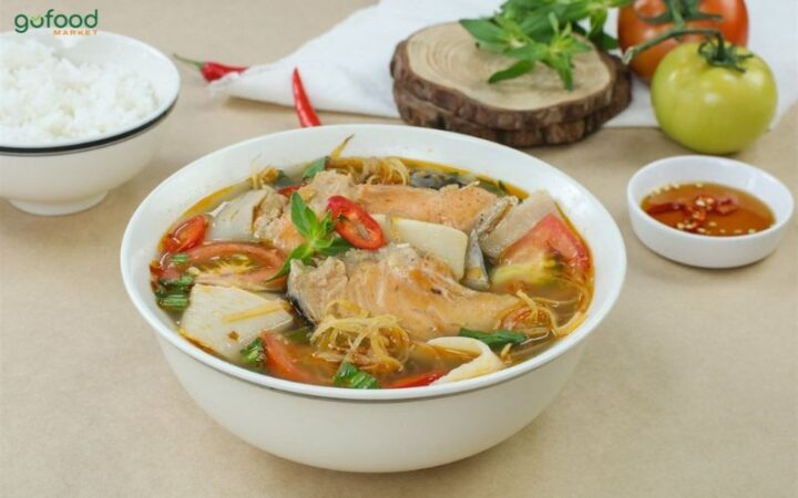 Món canh chua cá hồi măng chua đậm đà, chuẩn vị Việt