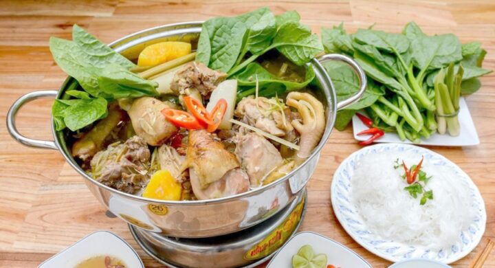 Thành phẩm món lẩu gà nòi hầm sả thơm lừng, hấp dẫn sau khi chế biến