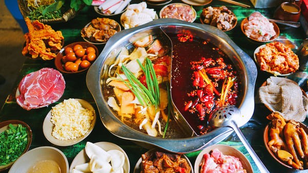 Lẩu Tứ Xuyên truyền thống với màu đỏ đặc trưng, gợi nhớ nguồn gốc ẩm thực cay nồng của Tứ Xuyên Trung Quốc