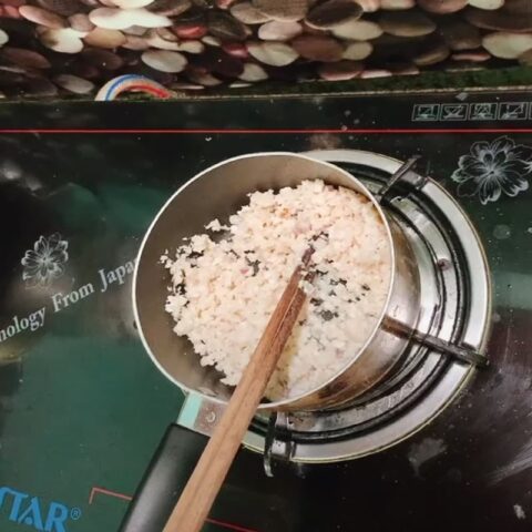 Phi hành và xào thịt cá basa để nấu cháo