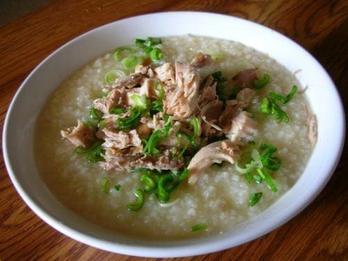 Tô cháo gà nóng hổi thơm ngon với thịt gà xé và rau thơm