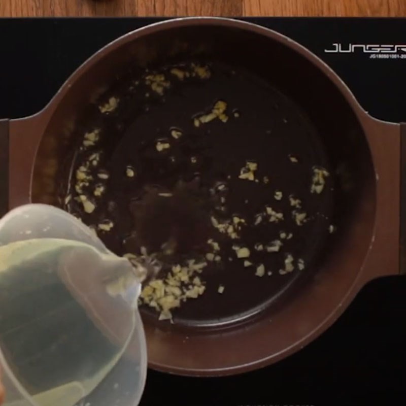 nấm đông cô và tảo bẹ tạo nước dùng mì ramen chay