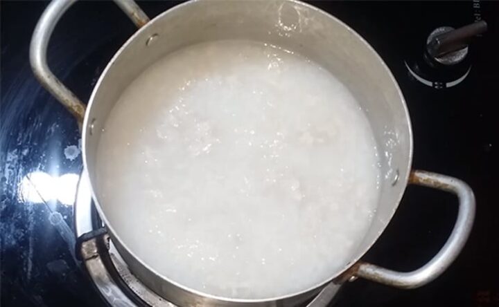 Hình ảnh minh họa nồi cháo đang sôi, áp dụng cách nấu cháo mau nhừ bằng phương pháp đun ngắt quãng
