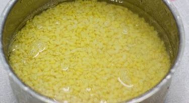 cách nấu chè đậu xanh với bột sắn dây bắt đầu bằng việc ngâm đậu xanh