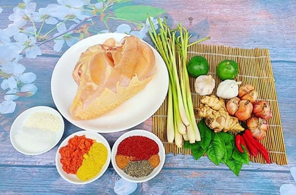 Nguyên liệu tươi ngon để nấu gà xào sả ớt bao gồm gà, sả, ớt và gia vị