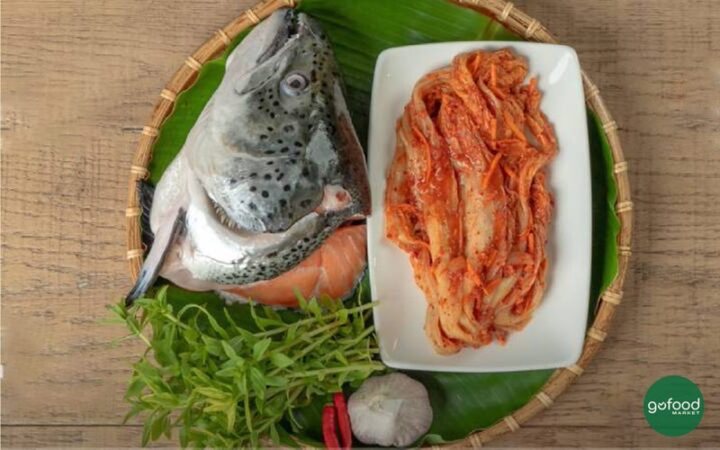 Tổng hợp nguyên liệu tươi ngon chuẩn bị cho món lẩu đầu cá hồi kim chi hấp dẫn