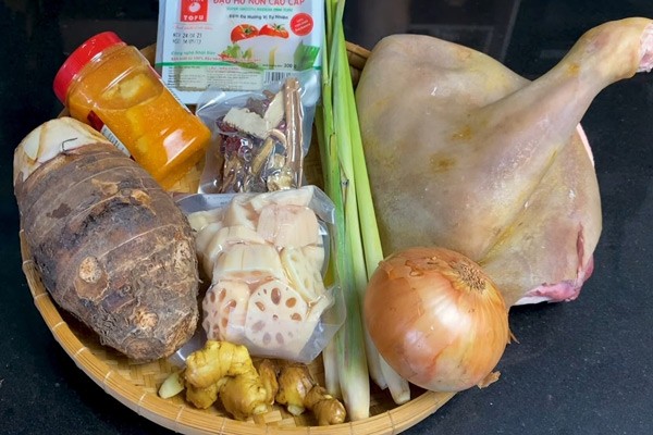 Sơ chế dê thật kỹ để nồi nước lẩu được trong hơn, không bị lợn cợn