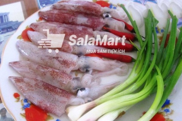Nguyên liệu tươi ngon chuẩn bị cho món lẩu mực chua cay đậm đà