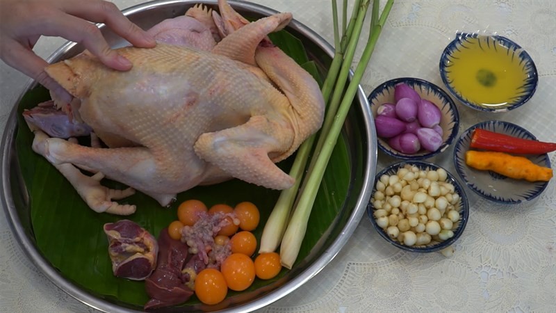 Nguyên liệu tươi ngon chuẩn bị cho món canh chua cá chim, bao gồm cá, cà chua, thơm, rau