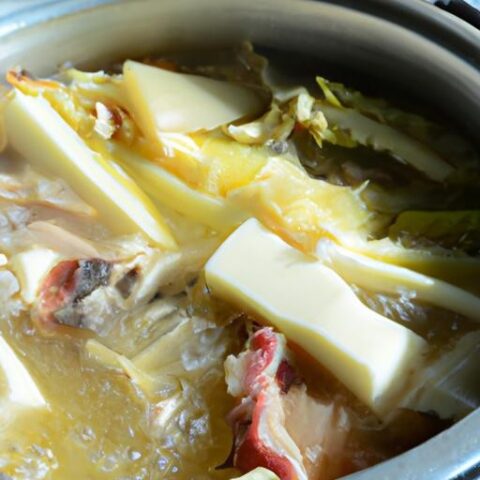 Nồi canh măng chua với thịt heo đang sôi sục, tỏa hương thơm hấp dẫn