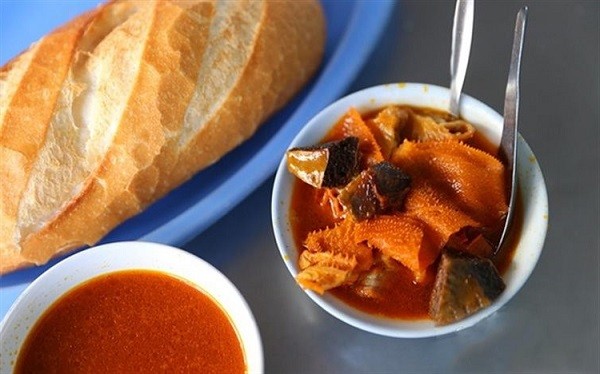 Phá lấu bò hấp dẫn với sách và lòng được hầm mềm