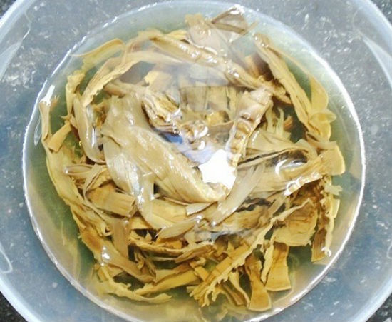 Sơ chế rau thơm và gia vị cho món miến vịt măng khô
