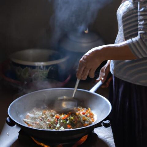 Hình ảnh người phụ nữ đang khuấy nồi cháo nóng hổi, chuẩn bị món **cháo tiết heo** thơm ngon