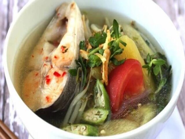 Quả dọc màu xanh tươi được sắp xếp trên đĩa, một nguyên liệu quan trọng để nấu canh chua quả dọc