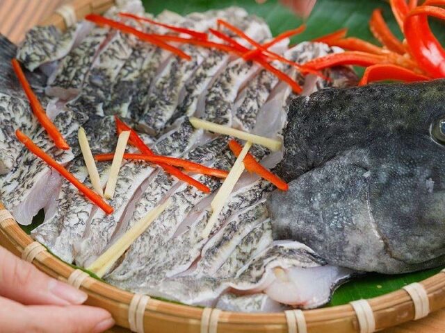 Sơ chế cá bống mú tươi sống trước khi cắt khúc để nấu lẩu