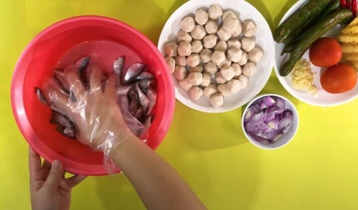 Hướng dẫn sơ chế cá linh tươi sạch để nấu lẩu cá linh