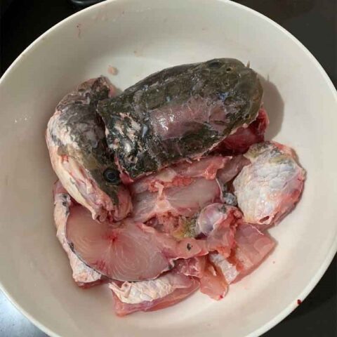 Sơ chế cá lóc và các nguyên liệu cho món bánh canh cá lóc bột lọc
