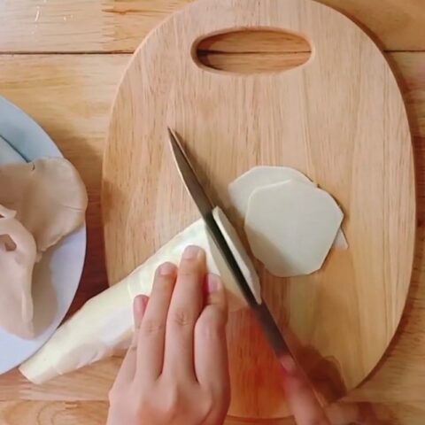 Sơ chế lá quế và măng tươi cho lẩu gà
