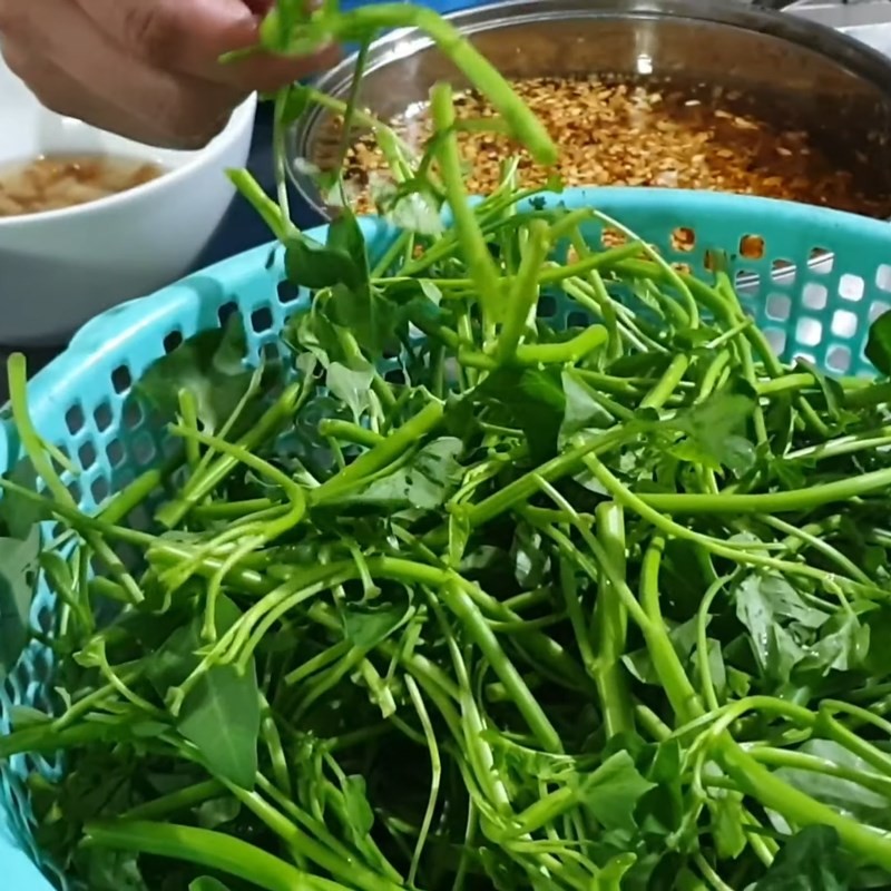 Sơ chế rau muống tươi xanh để nhúng lẩu