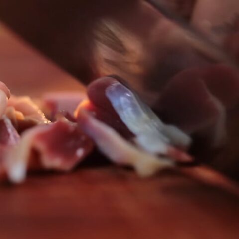 Hướng dẫn chi tiết sơ chế lòng gà sạch, không hôi để nấu bún