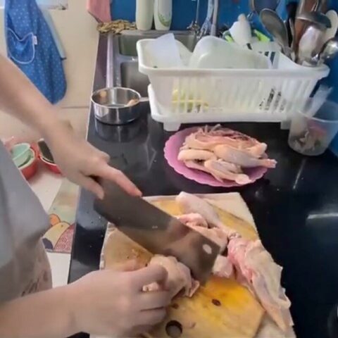 Sơ chế thịt gà để nấu canh gà Nghệ An, chặt miếng vừa ăn