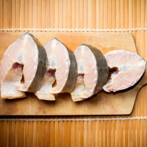 Sơ chế cá tầm trước khi nấu canh chua