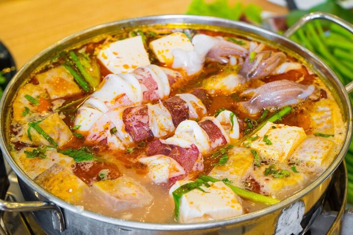 Nồi lẩu mực trứng sôi sục với các nguyên liệu tươi ngon
