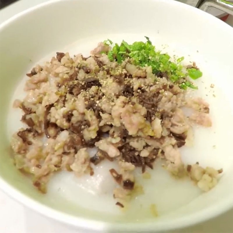 Chén cháo từ bột gạo thơm ngon, sánh mịn, đã nấu chín, sẵn sàng thưởng thức