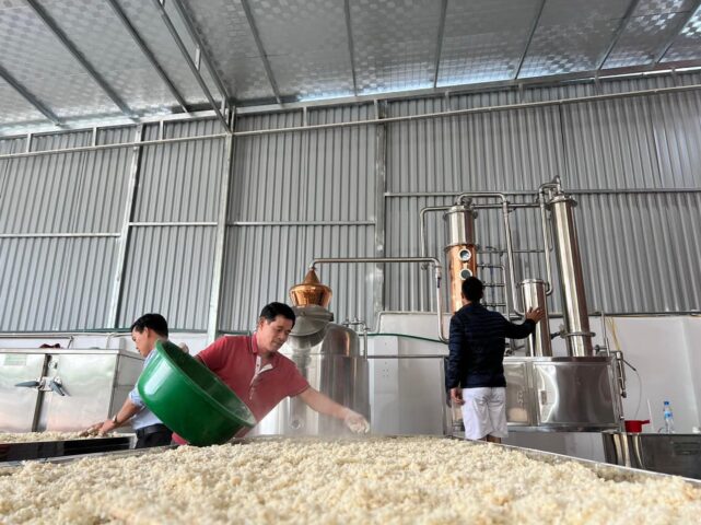 tháp chưng cất rượu hiện đại giúp kiểm soát nhiệt độ, tránh rượu bị chua