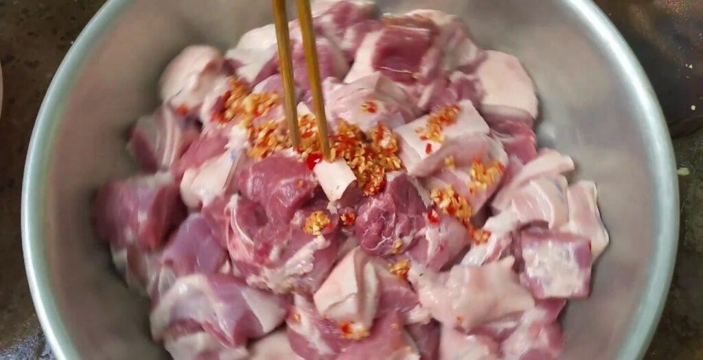 Món thịt heo khối hầm mềm nhừ sau khi sơ chế và chế biến kỹ lưỡng, chuẩn bị thưởng thức.