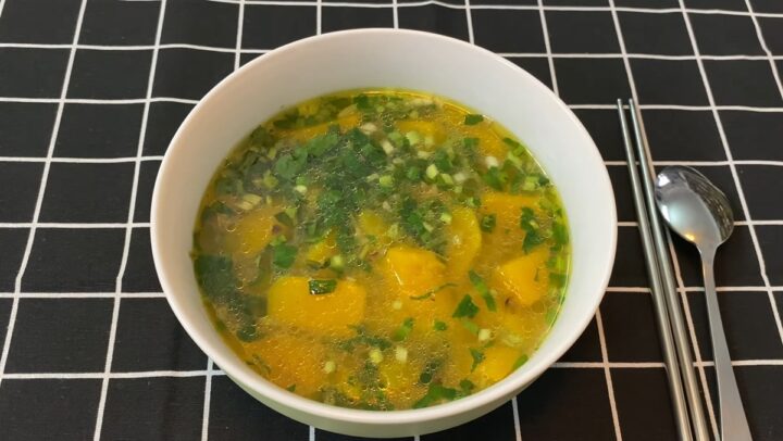 Nguyên liệu chính làm món canh bí đỏ chay bao gồm bí đỏ, tỏi, ngò gai, muối, hạt nêm chay và dầu ăn