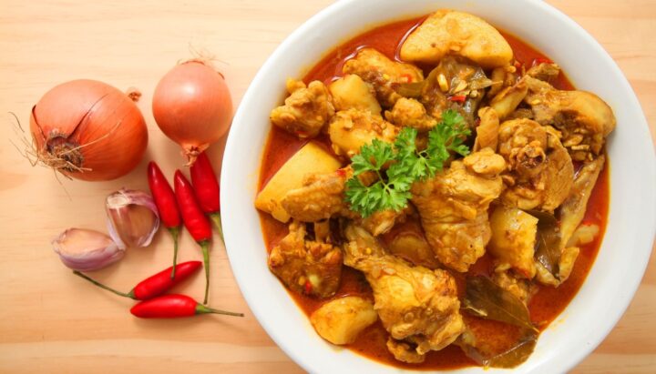 Một nồi cà ri gà miền Nam đang sôi sục, nước cốt dừa sánh mịn cùng thịt gà và rau củ hấp dẫn