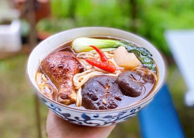 Đùi gà đã được ướp gia vị đậm đà, chuẩn bị cho món mì nước ngon