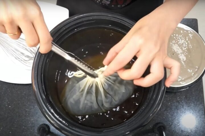 Học cách nấu trà sữa Oolong với bước ủ trà chuẩn vị