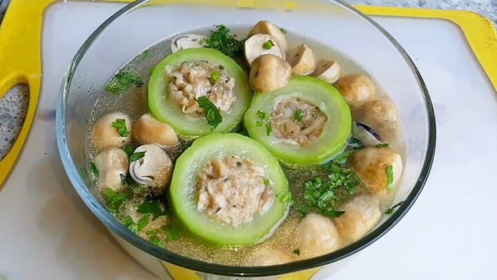 Mâm cơm chay thanh đạm với món canh bầu nhồi thịt chay