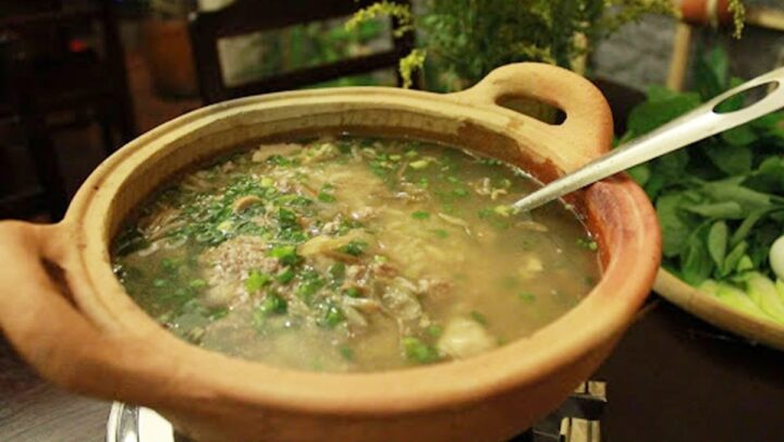 Ba bát cháo cua đồng thơm ngon với hột vịt lộn và rau dền