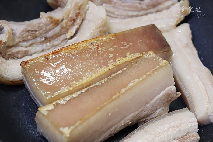 Hơ miếng thịt trên lửa hoặc nướng trên chảo trước khi thái. (Ảnh: Sohu)